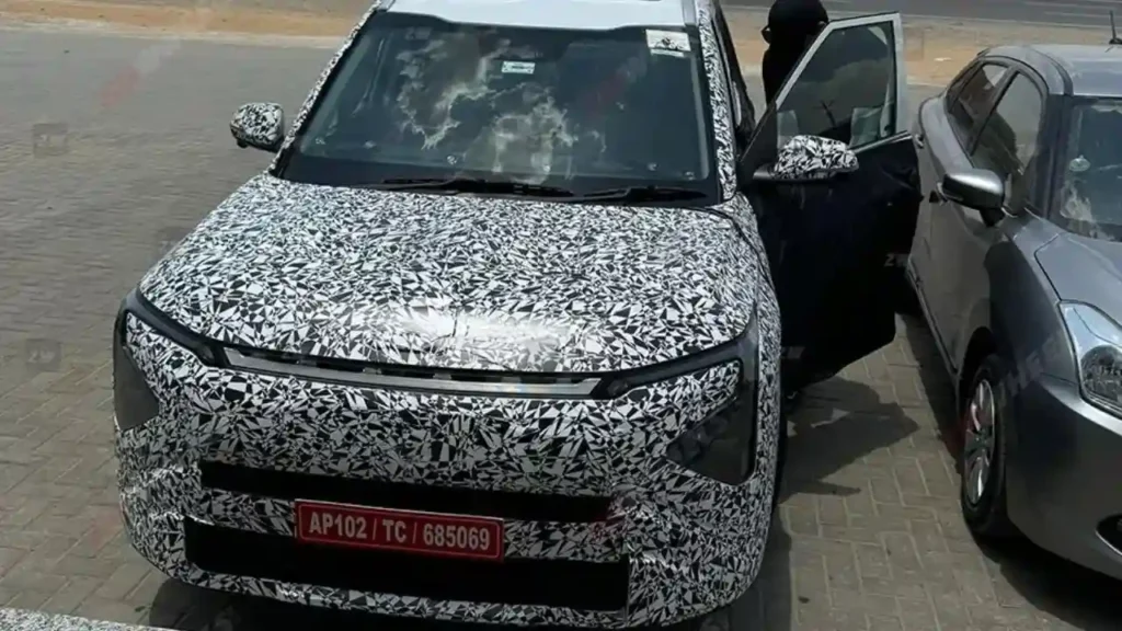 Kia Carens Facelift spy front quarter